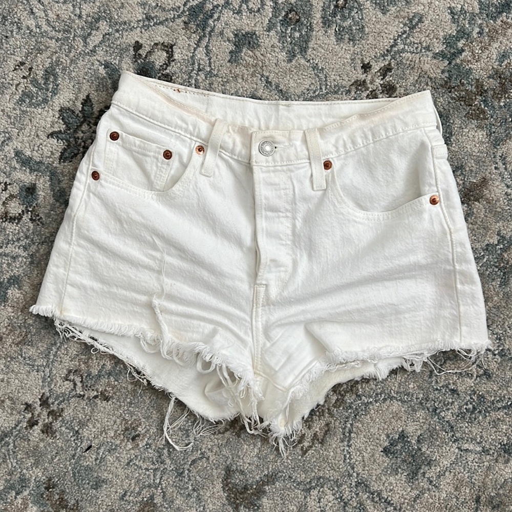 White Levi’s 501